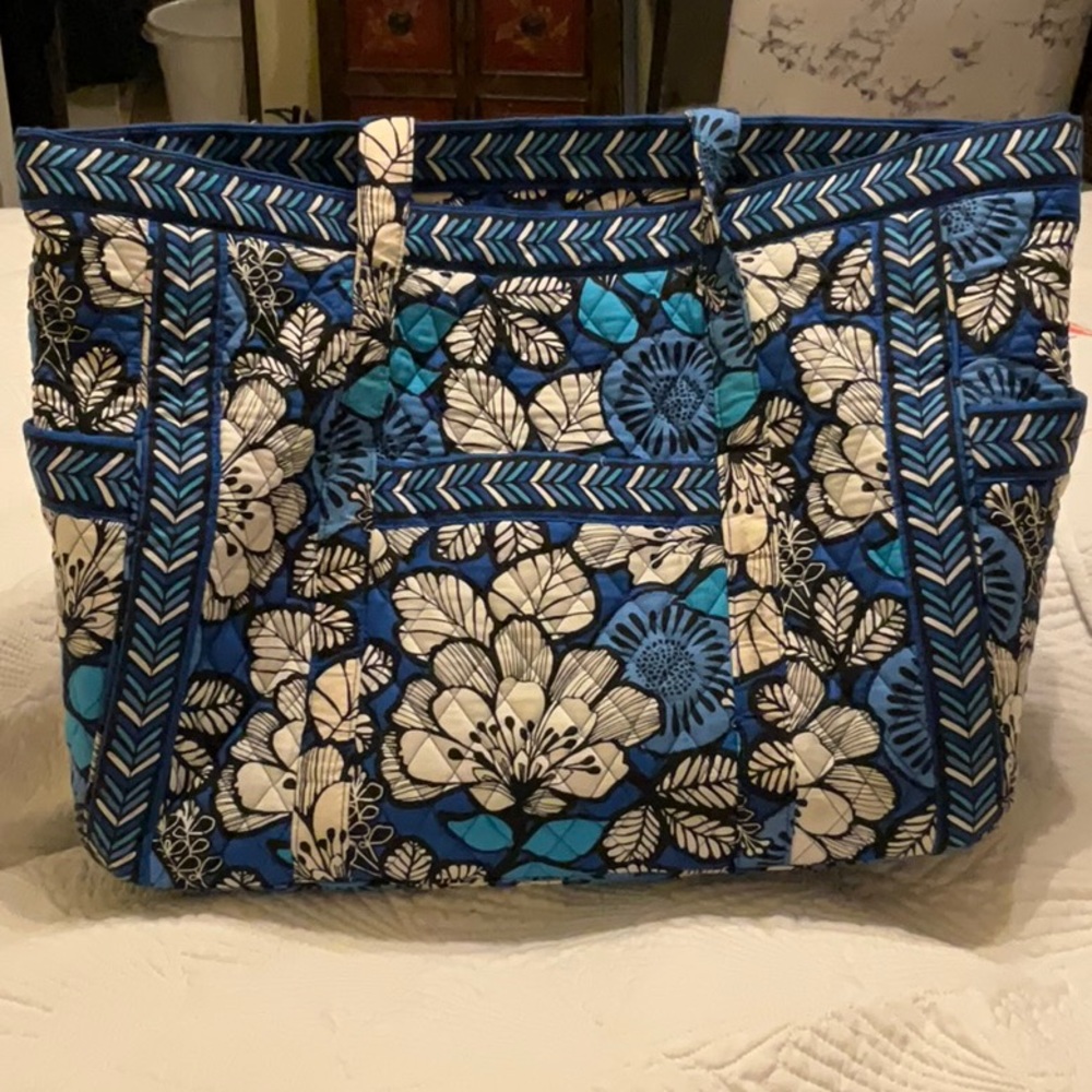 Vera Bradley large tote bag.